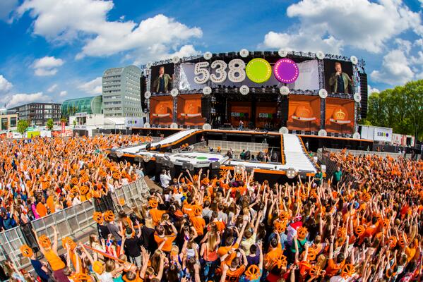 tiesto's tweet photo. Ziet er gezellig uit!! RT @538: #538Koningsdag = los! http://t.co/lcyu7VB229 http://t.co/hXUNz4z1bs