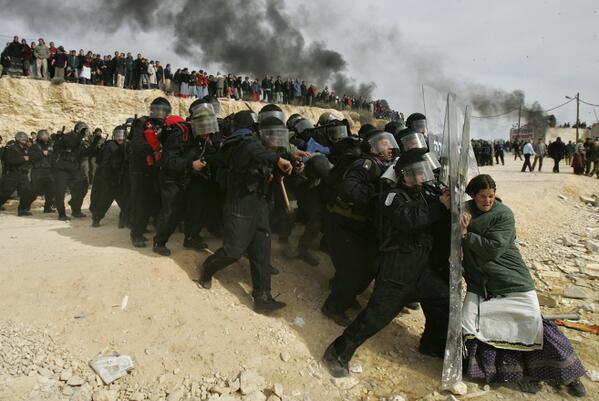 MiguelMorenatti's tweet photo. Cada vez que me cruzo con esta foto me gusta más.
Judía se enfrenta a fuerzas israelí.
Pulitzer 2007. By Oded Balilty http://t.co/Ec461yxhxl