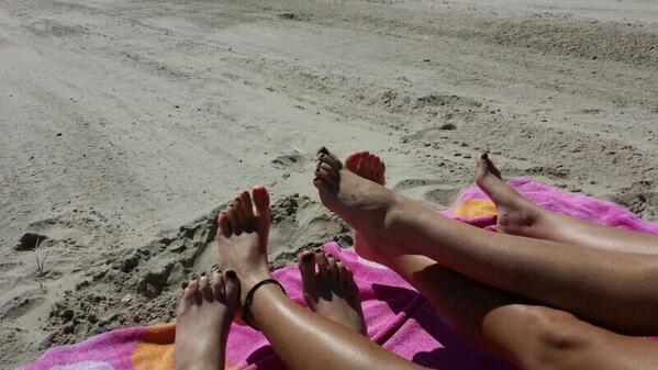 Esther__Gomez's tweet photo. Primer dia de playa!!!!@Beatriz_gbm @CristiMandi http://t.co/L9MmT39aYq