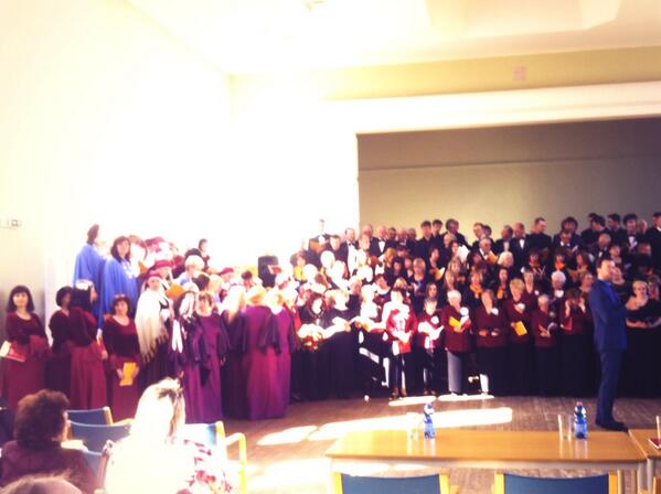 Kamēr citi talko, mēs dziedam ikgadējo koru skati Talsos.