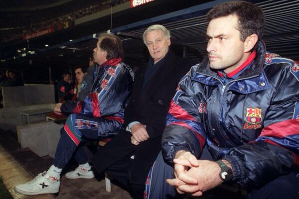 Sir_BobbyRobson's tweet photo. Bobby Robson on the Barcelona bench with interpreter Jose Mourinho 1997 http://t.co/OmXIdHvdCN