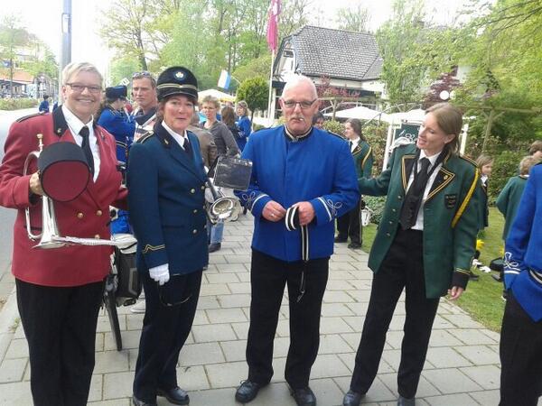 Klaar voor de grote optocht. Gezellig, al die uniformen! <a href="/DeBazuinOmmen/">DeBazuinOmmen</a> <a href="/CrescendoOmmen/">Crescendo-Ommen</a> en KNALemele