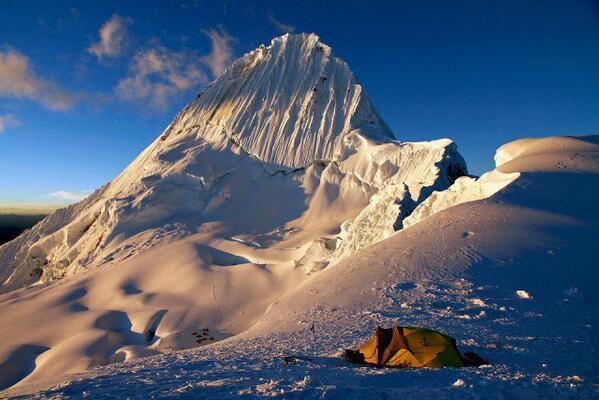 _Paisajes_'s tweet photo. El Alpamay, Situada en el territorio peruano, fue declarado en mayo de 1966 "la montaña más bella del mundo" http://t.co/PUThJ5uVBL
