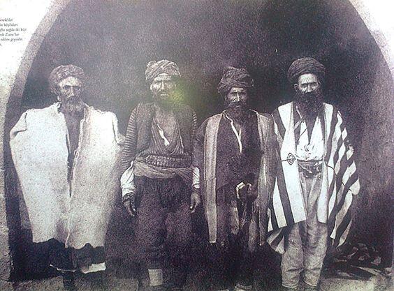 ŞANLIURFA SİVEREK değişik kesimden insanların bir araya gelerek kıyafet ve kültürel değerlerin zenginliğini anlatıyor