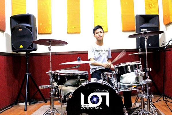 Sejak kapan ni LOL punya drummer? =D <a href="/AgoesK_/">Agoes Kevin</a>