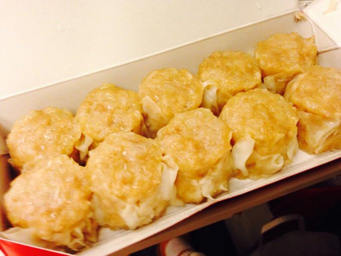 あと、大好きな551のシュウマイ♡ 2つ食べたらお腹いっぱいなっちゃった！ つまみながら帰ります♡（●&acute;3｀） http://t.co/2aWu9DpC1i