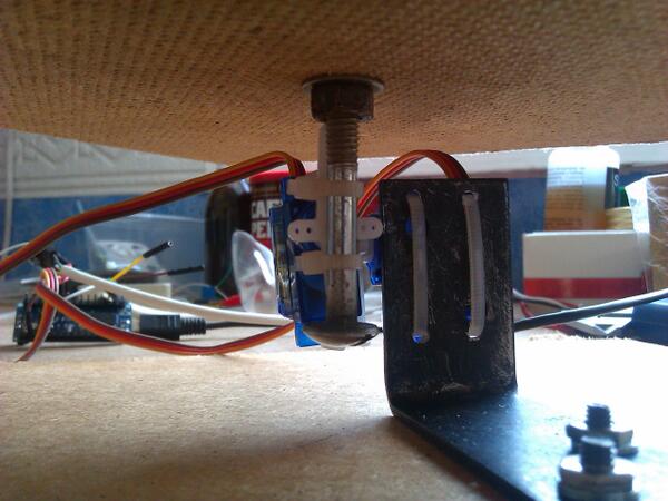 HackNsk's tweet image. Собрали. Конструкция не работает. Болтается в разные стороны. Думаю, дело в одной точке опоры, надо делать три.