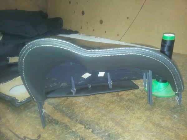 Teller bakje voor een nieuw type twingo bekleed met leer