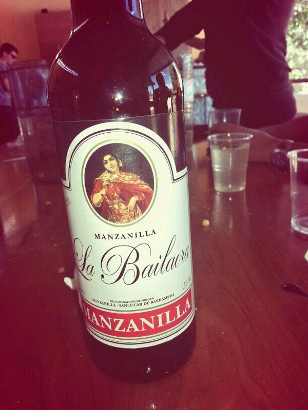 Samper1993's tweet photo. Un buen rebujito!!! @Blanquiiita_ @GonzaloLaus @MarianoMTL http://t.co/RZnxgLOYL7