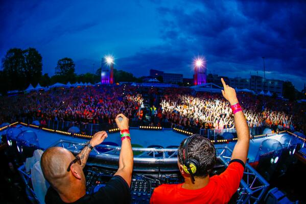 538's tweet photo. Party met de @ThePartysquad! #538Koningsdag http://t.co/fAyTZ58X0X http://t.co/Dc3uhShq8n