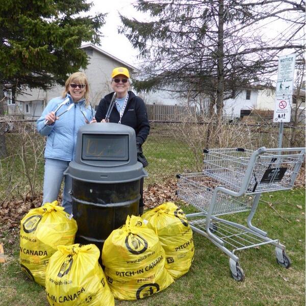 #PitchInKingston found an abandoned shopping cart which Lindsey pushed all the way back to the #Metro. #happyreturns