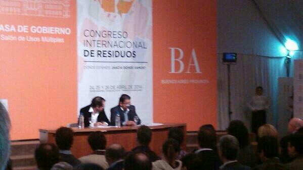 AGOECPRENSA's tweet photo. @Jorge_Mancini: Representando a los trabajores del medioambiente en el congreso internacional d residuos. @hugobilbao http://t.co/oYnXEYPqC2
