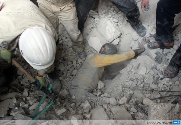 afpfr's tweet image. Des Syriens cherchent à sauver un homme enseveli sous les décombres après l’effondrement d’un immeuble à Alep  #AFP