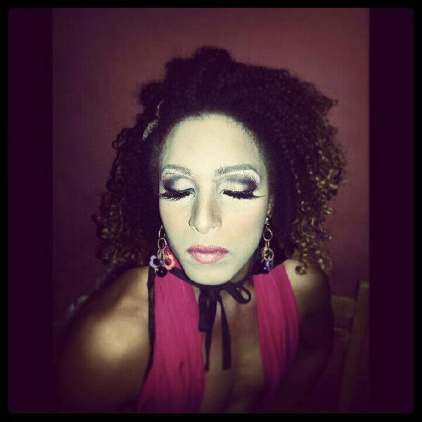 yrobertmachado's tweet photo. "Mi Peor Precio, Una Vida De Brillos Sin Luz" #LaLumpia descubre las @MemoriasGAYSHAS #domingo @coolcafe_ccs 8pm http://t.co/7SlklzUgZ8