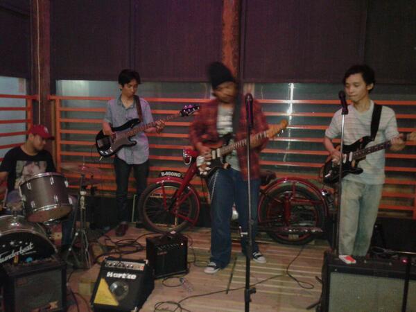 Greg, cimpong, rio, haikal dalam irama~ <a href="/bluesebrangkali/">Blues Sebrangkali</a>