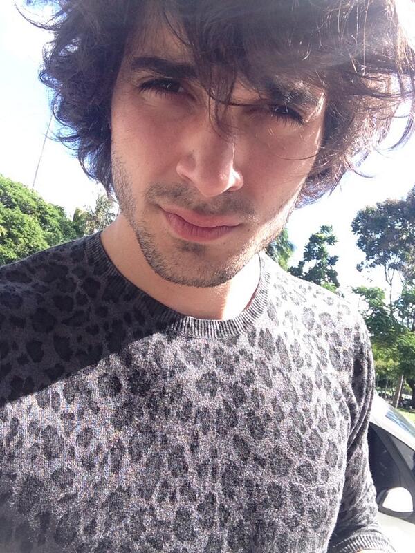 Fiuk's tweet photo. To de olho em vcs do mesmo jeito 😎 http://t.co/RatRUFzrpC