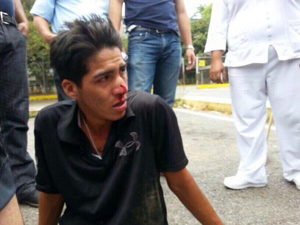 VivaLaUCV's tweet photo. Detienen a antisocial mientras robaba en el Edificio Trasbordo dentro de la UCV 12:10pm http://t.co/eueliY8VK5