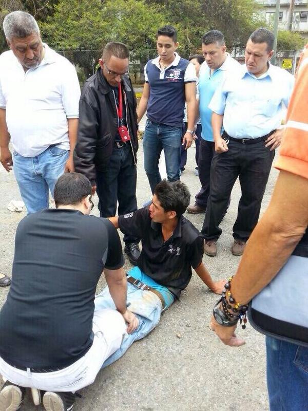 VivaLaUCV's tweet photo. Detienen a antisocial mientras robaba en el Edificio Trasbordo dentro de la UCV 12:10pm http://t.co/eueliY8VK5