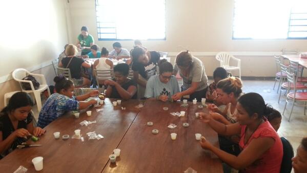 mutiraodochico's tweet photo. Em nosso trabalho, as mães aprendem um ofício para que possam ganhar o um dinheiro trabalhando por conta própria http://t.co/PKz1s3rbFP