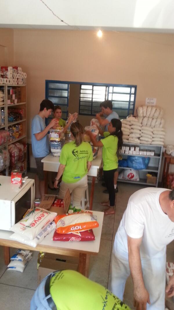 mutiraodochico's tweet photo. Equipe da Cesta Básica preparando as cestas que serão distribuídas as 51 famílias cadastradas. #caridade #amor #deus http://t.co/RSGHG4dUnS