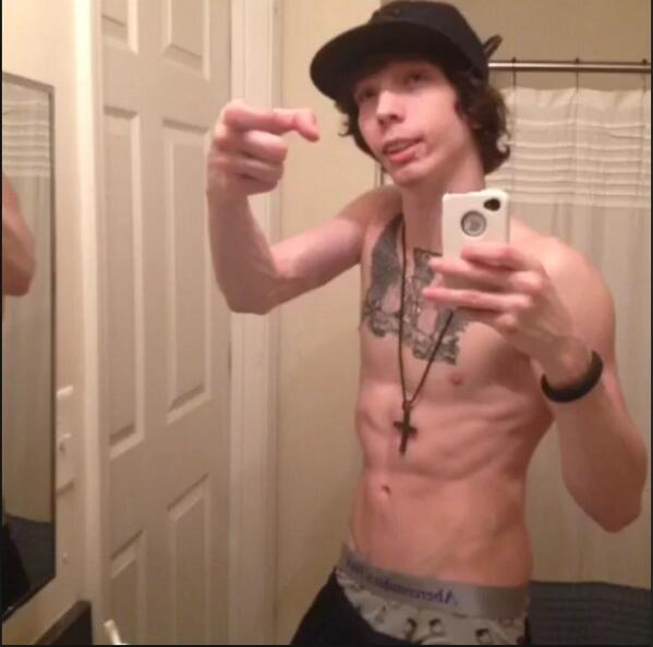 RealLifeDavis's tweet image. Low key in love with Gratata guy cause veins 😍