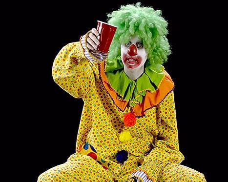 клоун с разноцветными волосами. цирковые награды. ларибле клоун. интерьерная малая маска пьеро. человек в клоунском костюме.