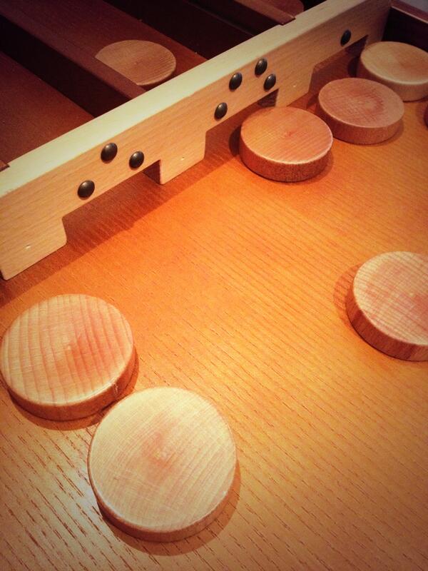 AlblasBas's tweet image. Met #Koningsdag een echte #sjoelbak kopen voor maar € 0,50 #familytime #lol #nesselande