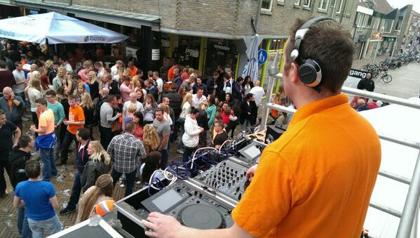 KrushradioNL's tweet photo. @Corbaszu is los, straks "Band O'Nine", daarna weer DJ Sebastos! #Koningsdagzalnooitmeerhetzelfdezijn http://t.co/eDIK07hrgx