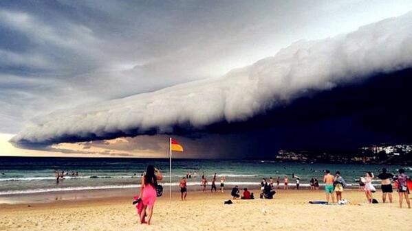 ibongarmendia1's tweet photo. #sidney #australia #today la madre que le parió a la mother nature la que se les viene encima es fina http://t.co/QBgeQ2UxoS