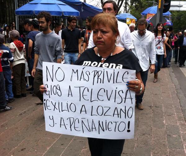 Pancarta en la #CadenaHumana :
"No más privilegios a Televisa, ¡Exilio a Lozano y a Peña Nieto!" 
#LeyPeñaTelevisa