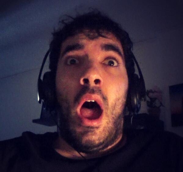 TownGamePlay's tweet image. ¿Cómo de terrorífico debe se el juego que veréis en menos de una hora, para poner esta cara? #BestHorrorGameEver