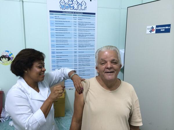 AliceTibirica's tweet photo. Aqui é só alegria !!!! #vacinagripe #esf # http://t.co/7I4TJB3Im3