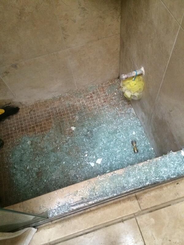 Obi_JonKenobi's tweet photo. So my aunt broke the door to the shower 😂😂😂 http://t.co/MwgUC1kYG4