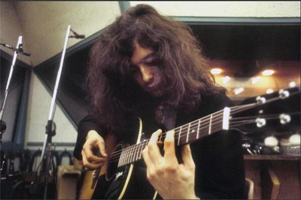 brokenbeats's tweet image. “@HistoryInPics: Jimmy Page by Jim Cummins, NYC, 1969 http://t.co/89qUumfqv1” ~ how I love this man.. ❤️🎶 #musicalperfection #fifteenfingers
