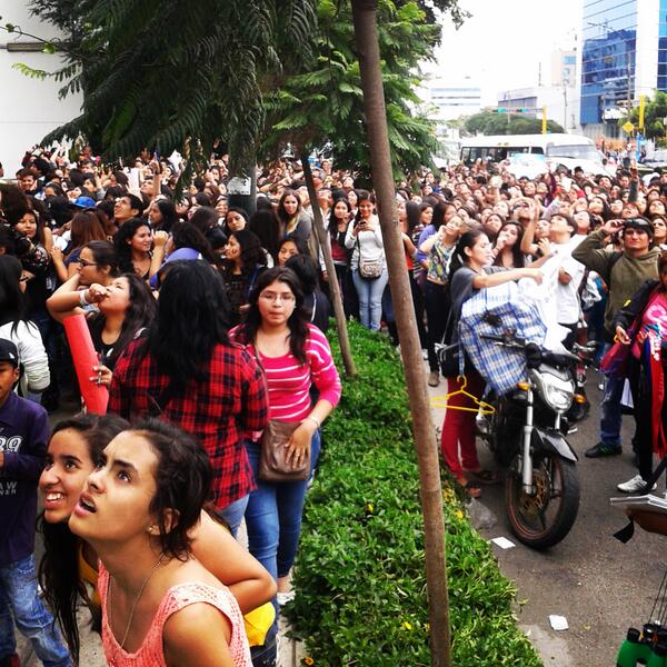 manzana16's tweet image. Niñas a las afueras del #Westin #OneDirectionEnPeru  al borde de la #locura