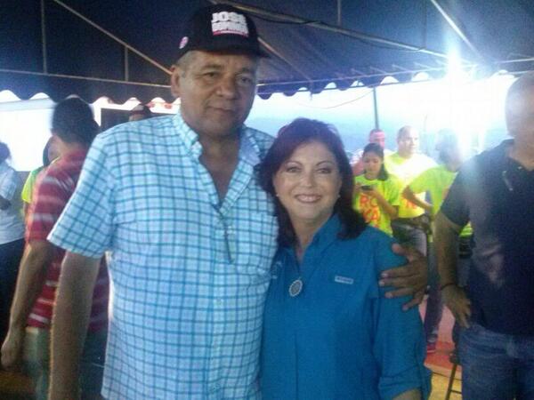 MaquinariaRXM's tweet photo. #Vota5 @RoxanaMendez14 alcaldesa pidio el @hdjosemunoz frente a miles de simpatizantes @cademocratico http://t.co/RERWmJVwsE