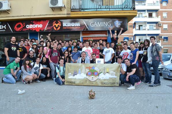 Elite_Sevilla's tweet photo. ¡¡Y esto fue todo del #TeemoTour por Sevilla y su paso por nuestro centro!! Un abrazo para @RiotMeDroiD y @RiotMuffy http://t.co/xJLbngQ5nQ