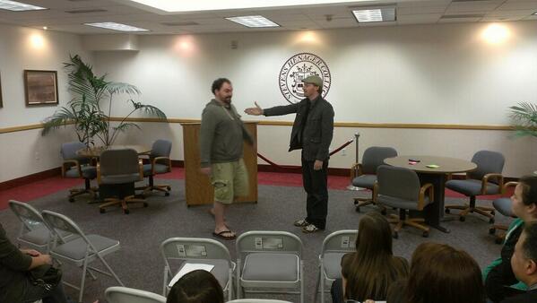 dfb311's tweet image. Off The Wall Improv #Stevenshenager #springintocollege on our campus today so funny