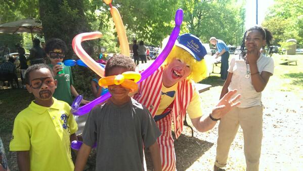MercyHill901's tweet photo. Such a great day for an Artwalk! Thanks to ALL the volunteers from Mercy Hill &amp; @FaithOnMission for your hard work! http://t.co/Fg04riWTp8
