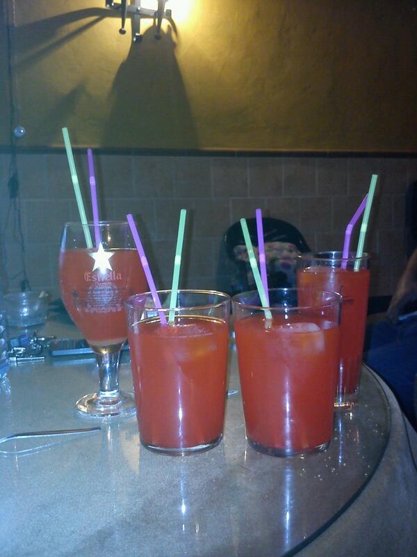 marisarcmoriles's tweet photo. Empezando la noche con mojitos con @ analife9 @ antoniomc6 @ fmiguelmoreno http://t.co/NrAAaQaPvh
