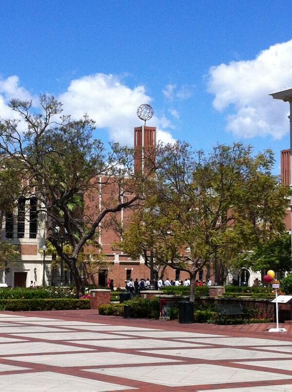 uscftmba16's tweet photo. Beautiful day for a @USC campus tour! #uscftmba16 #fighton http://t.co/KPgiE9T0Bs