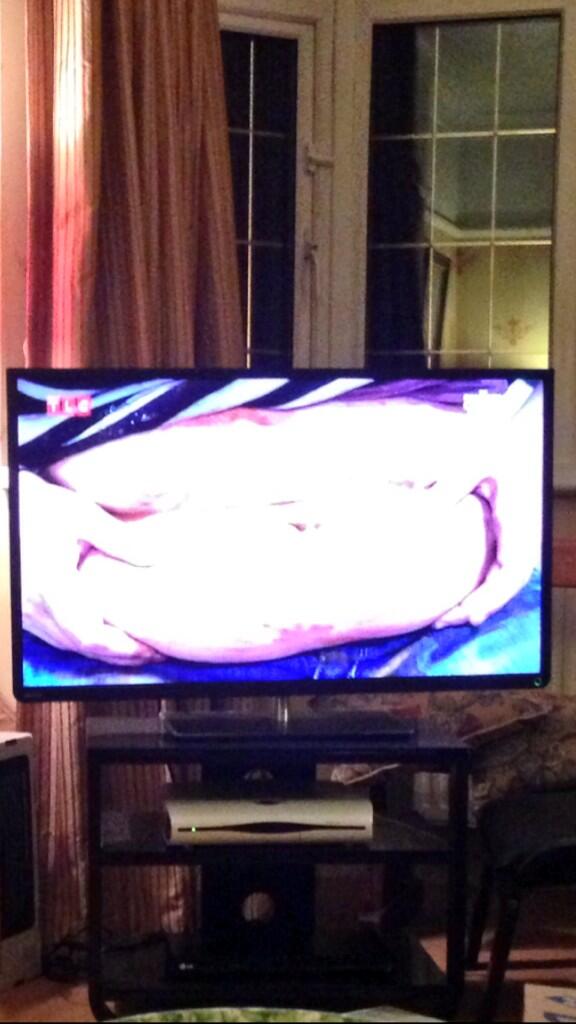 HayleyJ7's tweet photo. What the heck are we watching? THAT is a stomach! @evans_grace @Mikaela_jc @MarthaTaylor_ @ethantanner24 http://t.co/1aijl9kymO