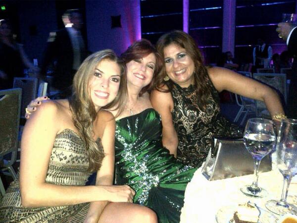 VArosemena's tweet photo. Me puedo poner todo el día a describir tus buenas cualidades y me quedo corta! @RoxanaMendez14 nadie mejor mamá! http://t.co/jx7g0QvvsW