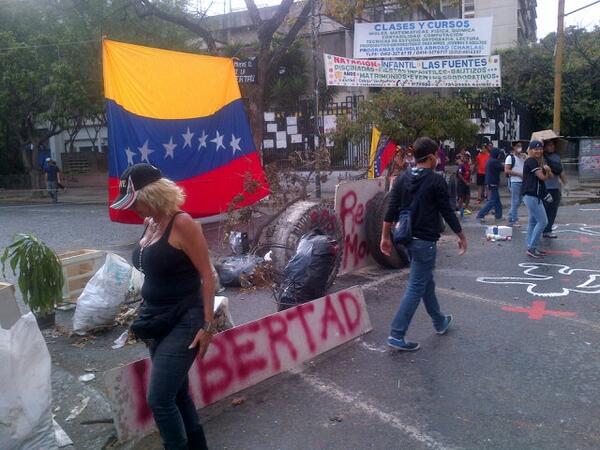eutrafico's tweet photo. RT @rami_nelly: Asi se encuentra una de las calles principales de Montalban cernacano al Centro Comercial La Villa http://t.co/lVH9SMSiMW