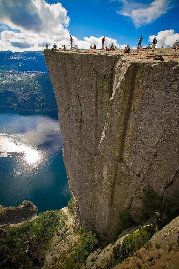 NaturPictures's tweet photo. Roca del púlpito, Noruega. ¡Qué vértigo! http://t.co/ptpaEdAsy8