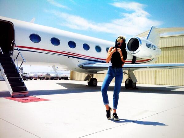 SuperFlyJets's tweet photo. Q- WHO IS THIS hiding her face before boarding a private jet? (Clue: she knows how to twerk it) #SuperFlyJets #Miley http://t.co/6DyDHuPle7
