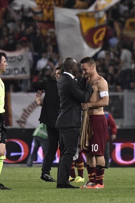 Roma4EverNET's tweet photo. #صورة من لقاء البارحه #روما_ميلان تجمع الكابيتانو #توتي بالمدرب سيدورف، فيها من التاريخ ما فيها !

#روما #R4ELive 
~ http://t.co/ShP2P3xXNk