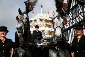 FapermexAC's tweet photo. Un desfile, una tarta gigante y música, los residentes de Stratford-upon-Avon, celebran 450 años William Shakespeare http://t.co/JCojnKIntw