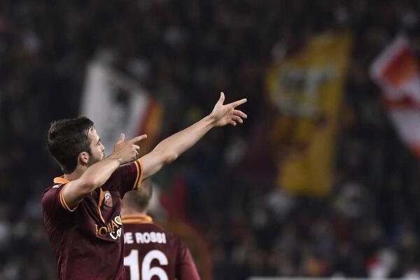 Roma4EverNET's tweet photo. الأنيق ميراليم بيانيتش والإحتفال بأسلوب المهدي بن عطيه ، التكاتف يبدأ في القلب قبل أن يكون في الملعب
#روما #R4ELive
~ http://t.co/yhTKG4ONDJ