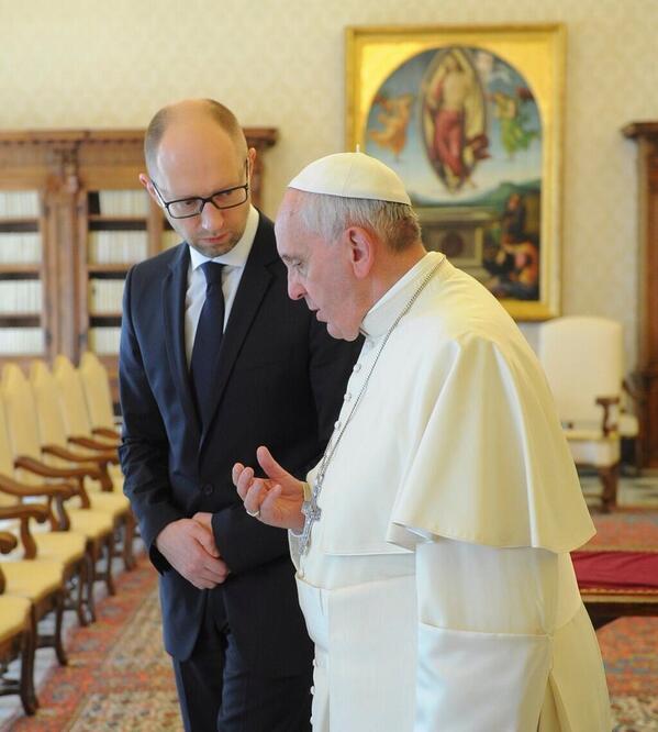 vaticannews_it's tweet photo. Pls Retwteet: While we are waiting the #canonization don't forget to pray for #peace
#Ukraine #Russia #PopeFrancis http://t.co/tdnHUoE5XQ